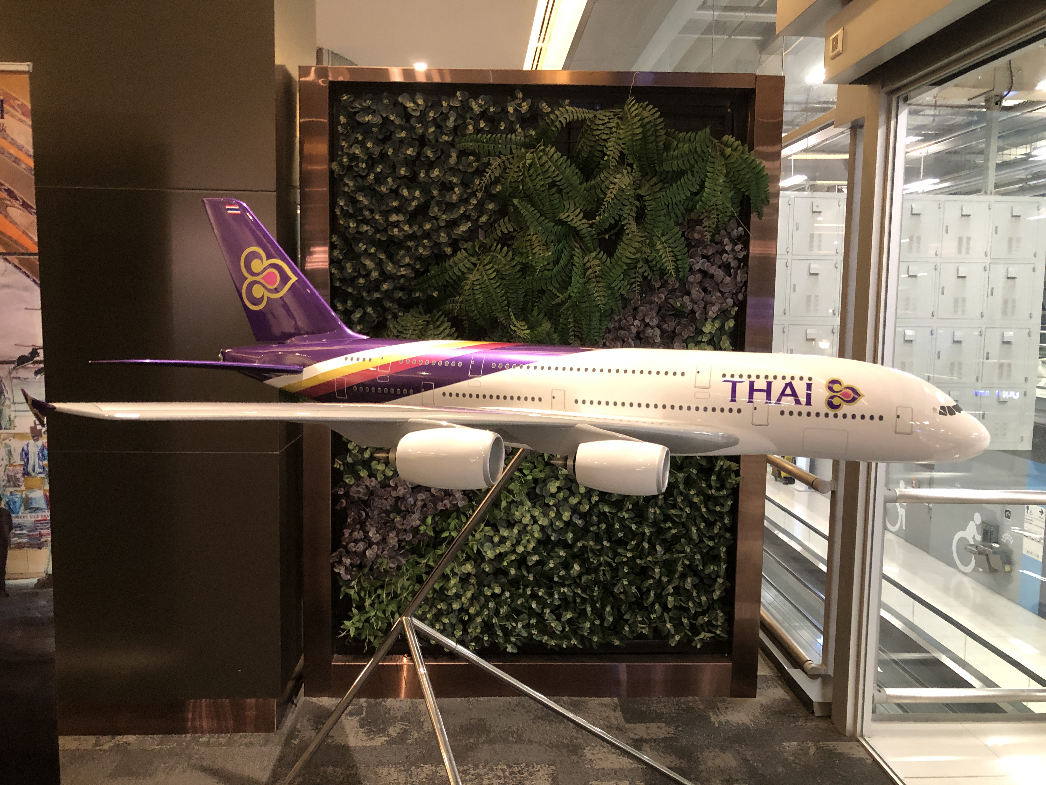 机の上に置かれた飛行機の模型