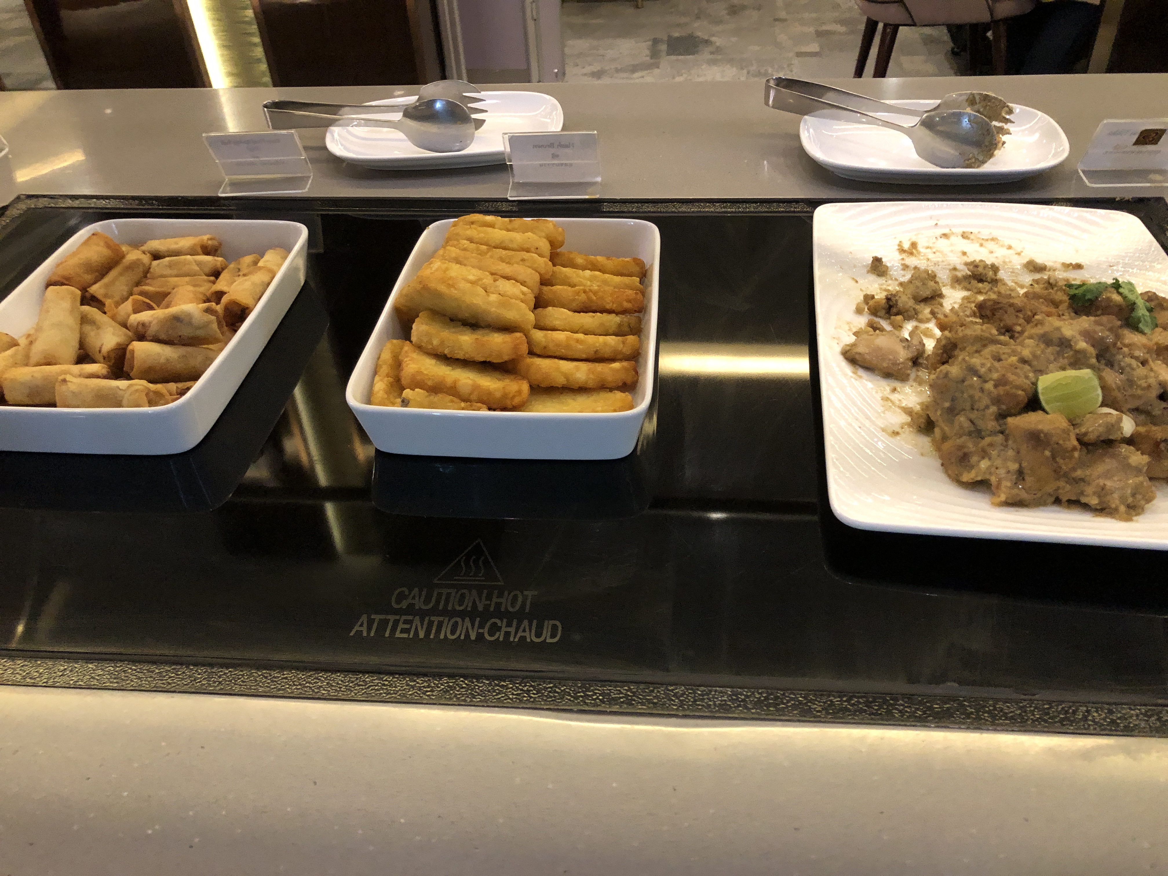 トレイの上にあるいろんな食べ物