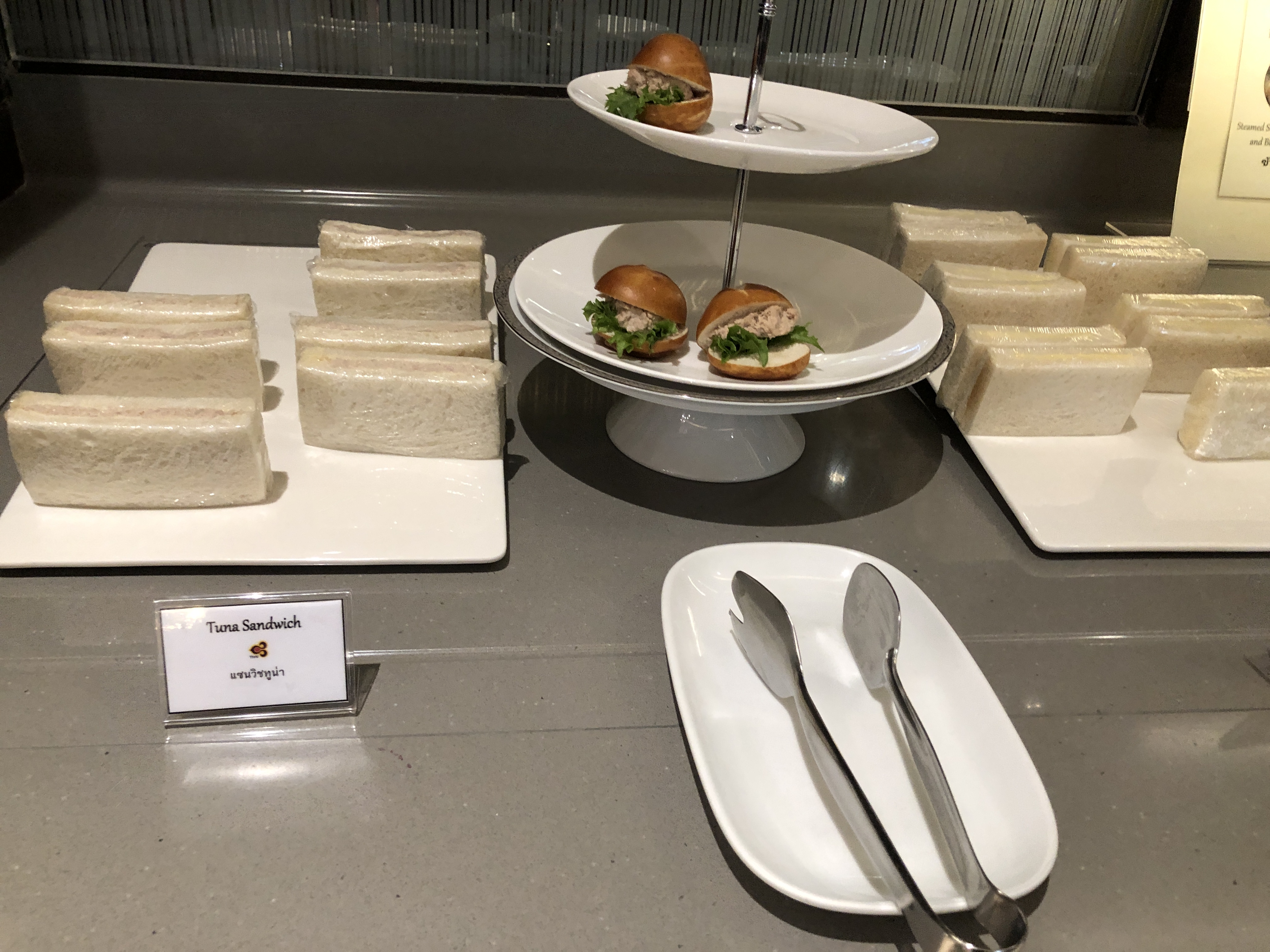 カウンターに置いている数々の皿の上の食べ物