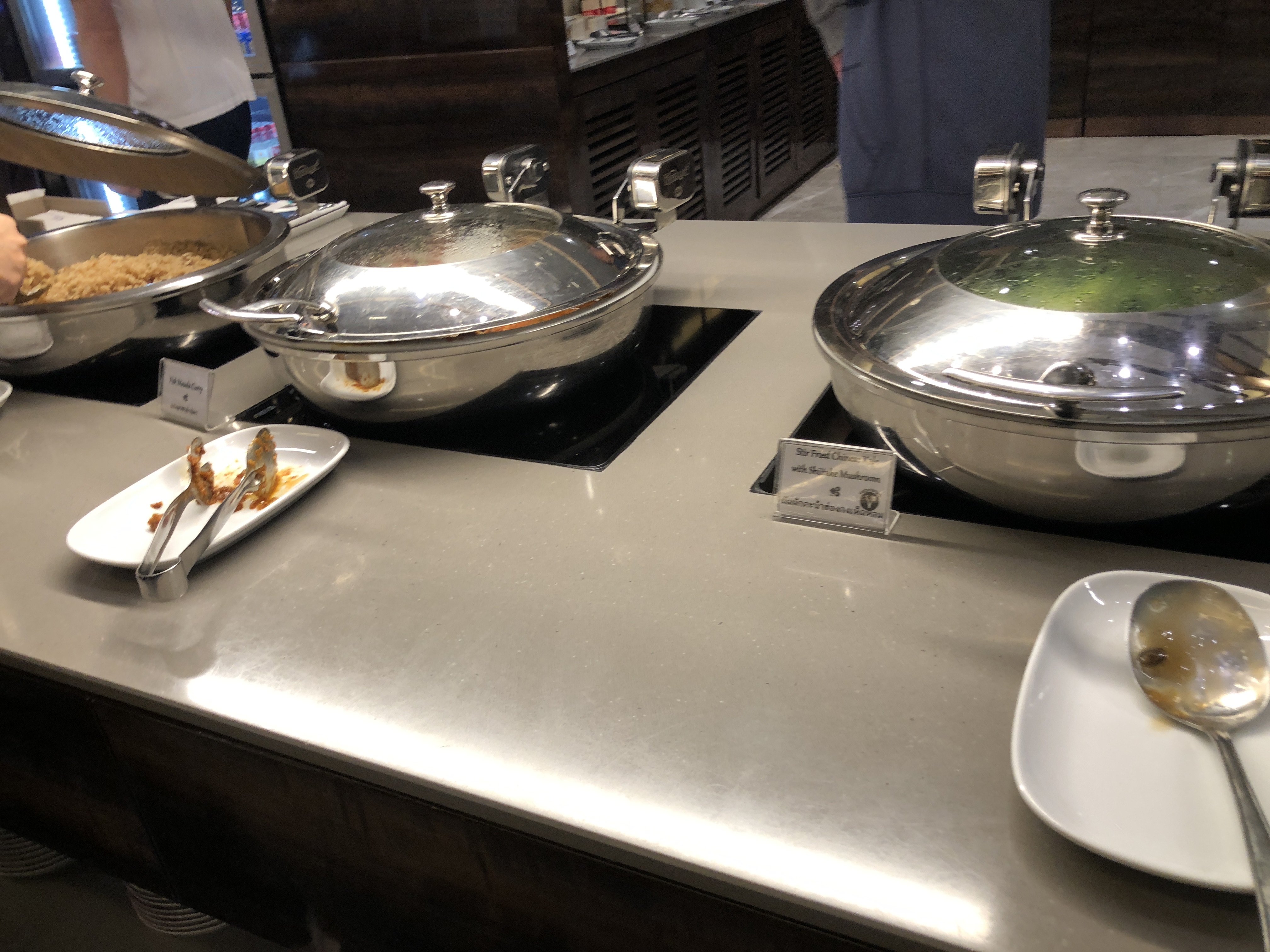 皿の上の食べ物とナイフ