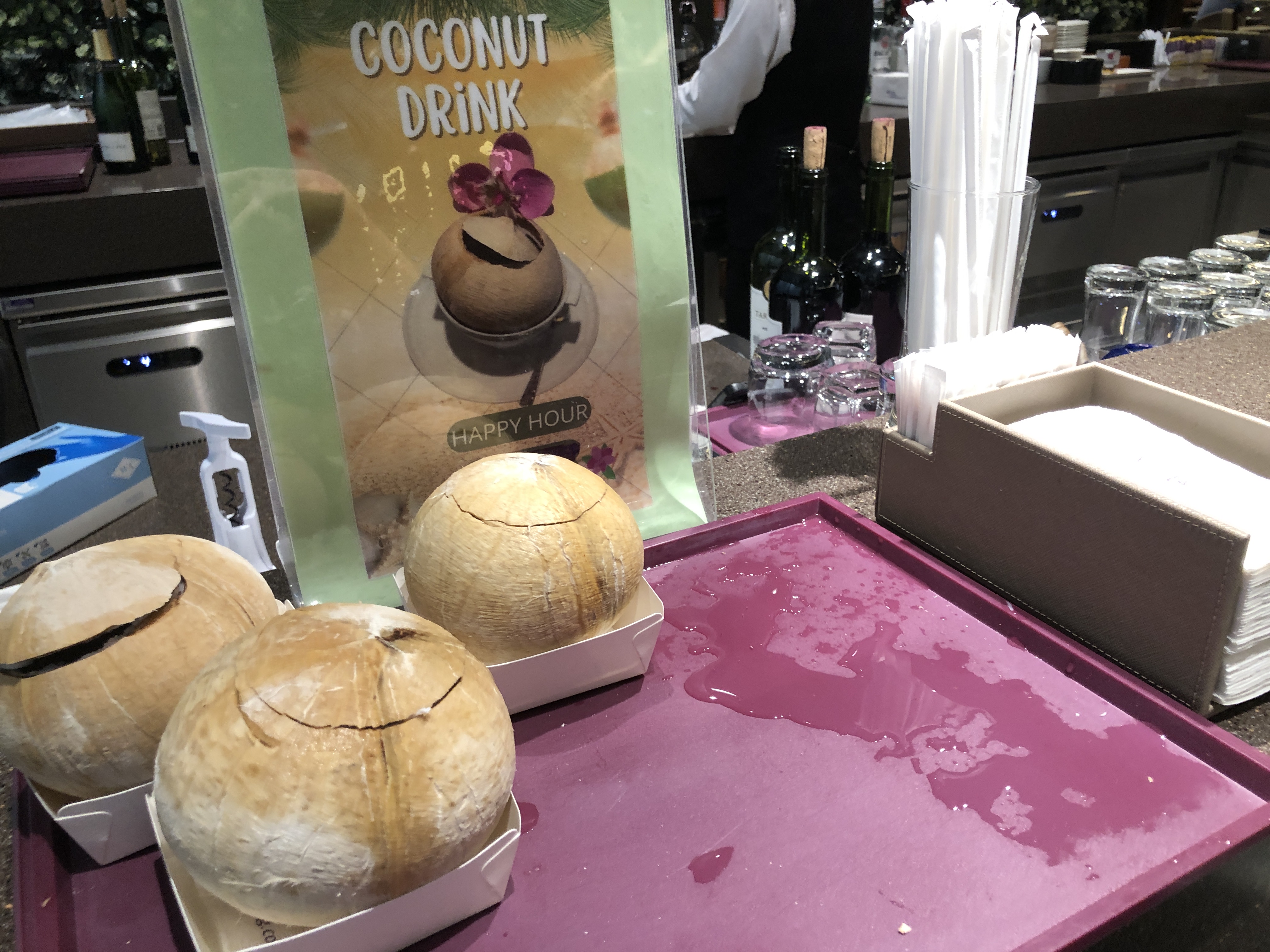 カウンターの上にあるケーキ