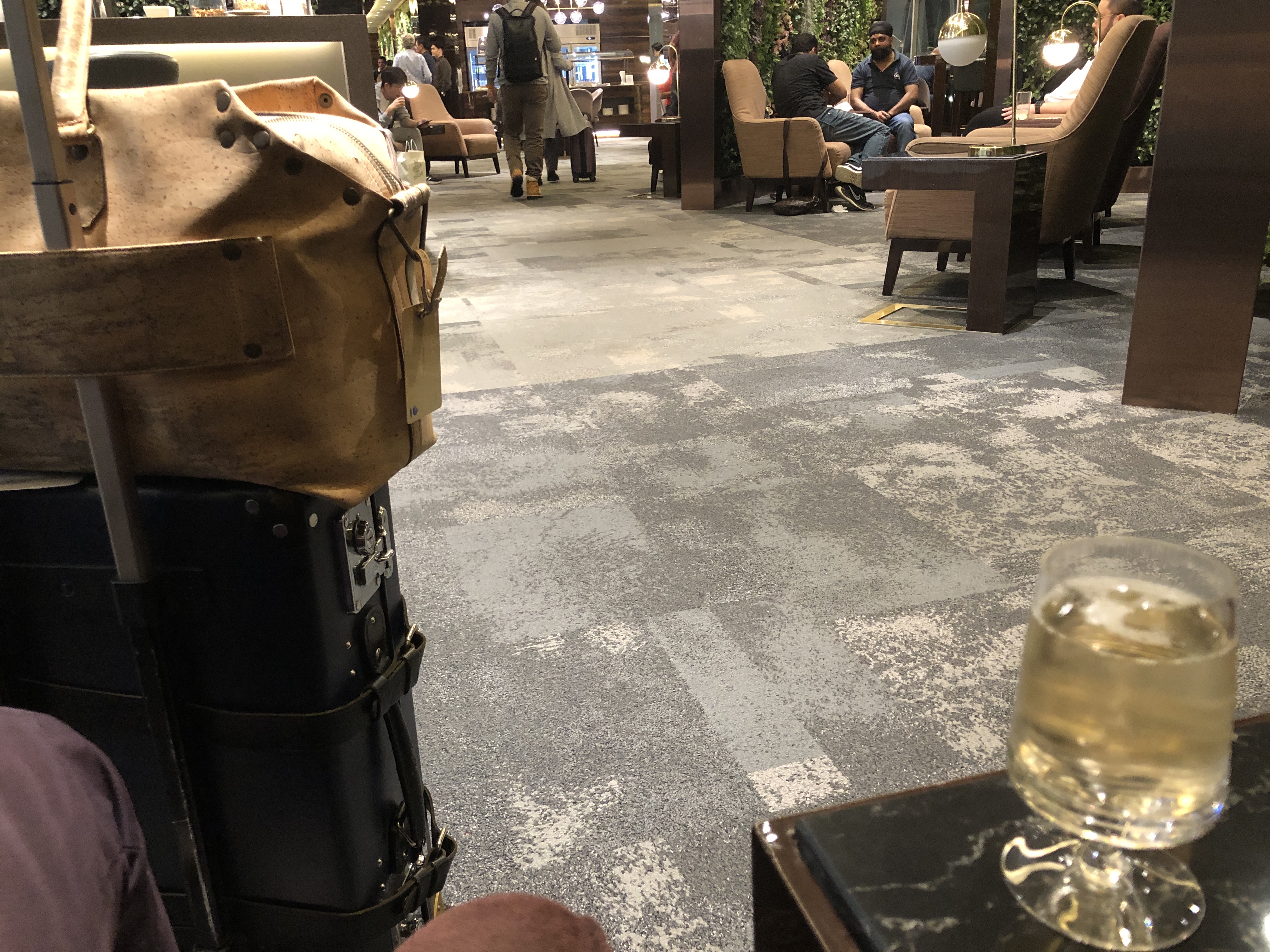 テーブルの上に置かれたスーツケース