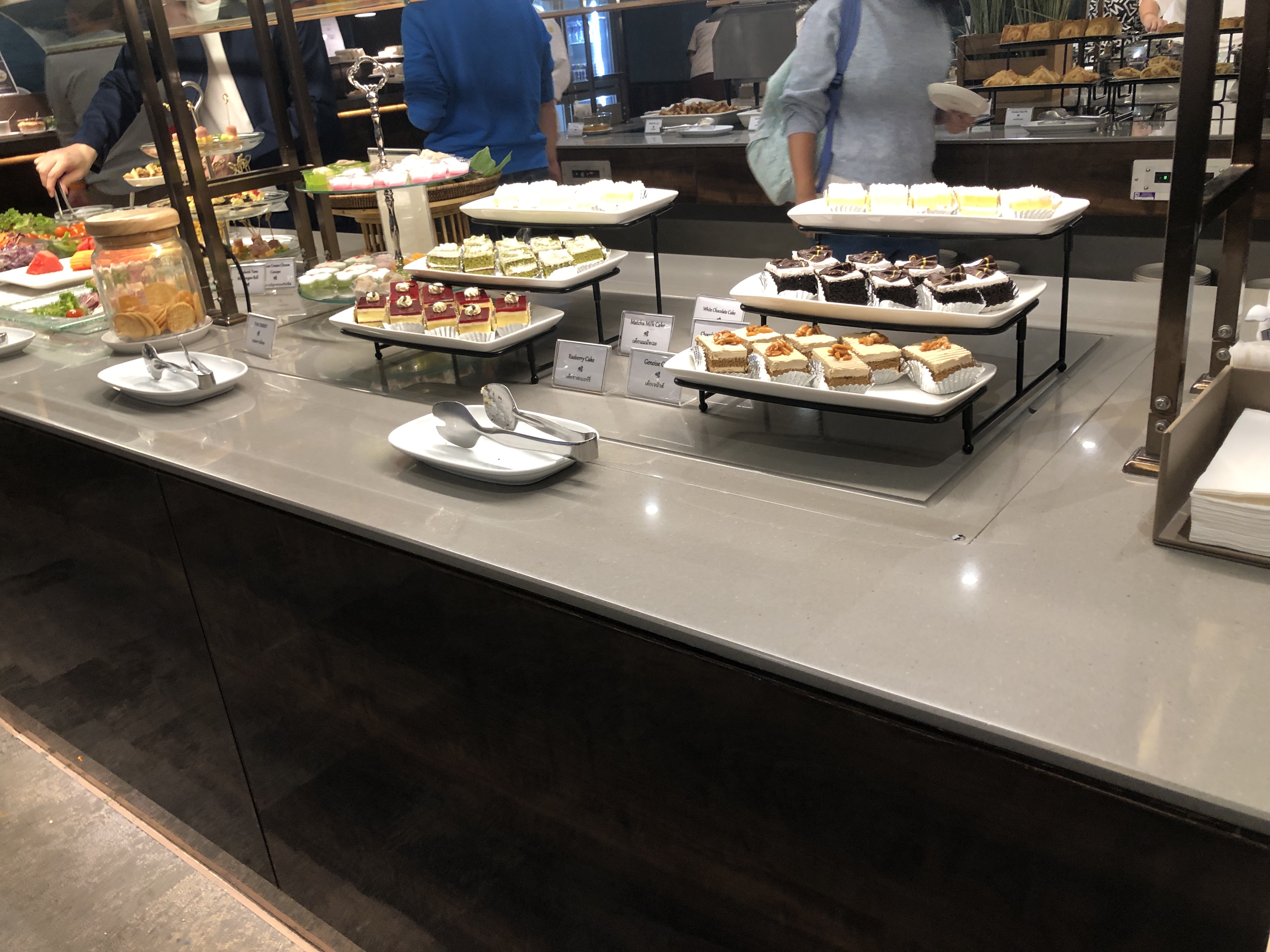 レストランのテーブルに置いている様々な食べ物