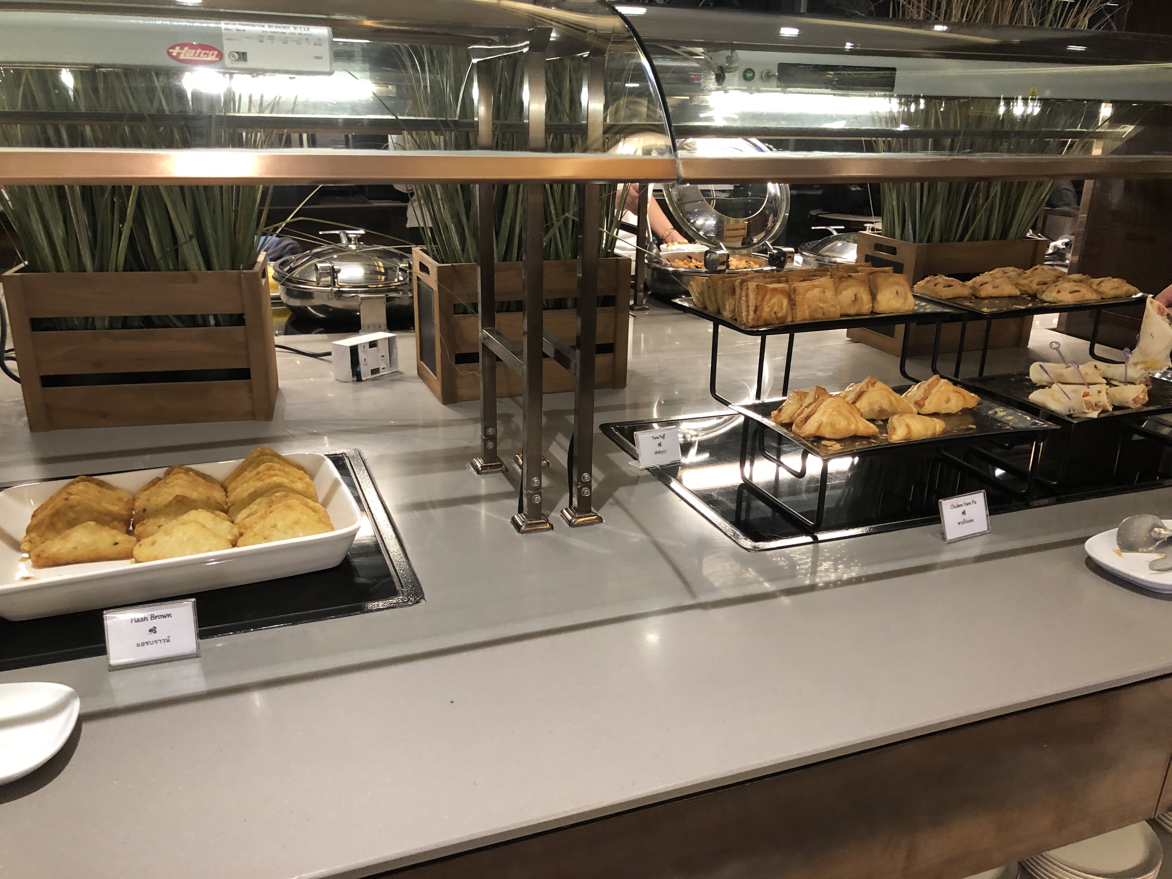 店のカウンターの上にあるドーナツ