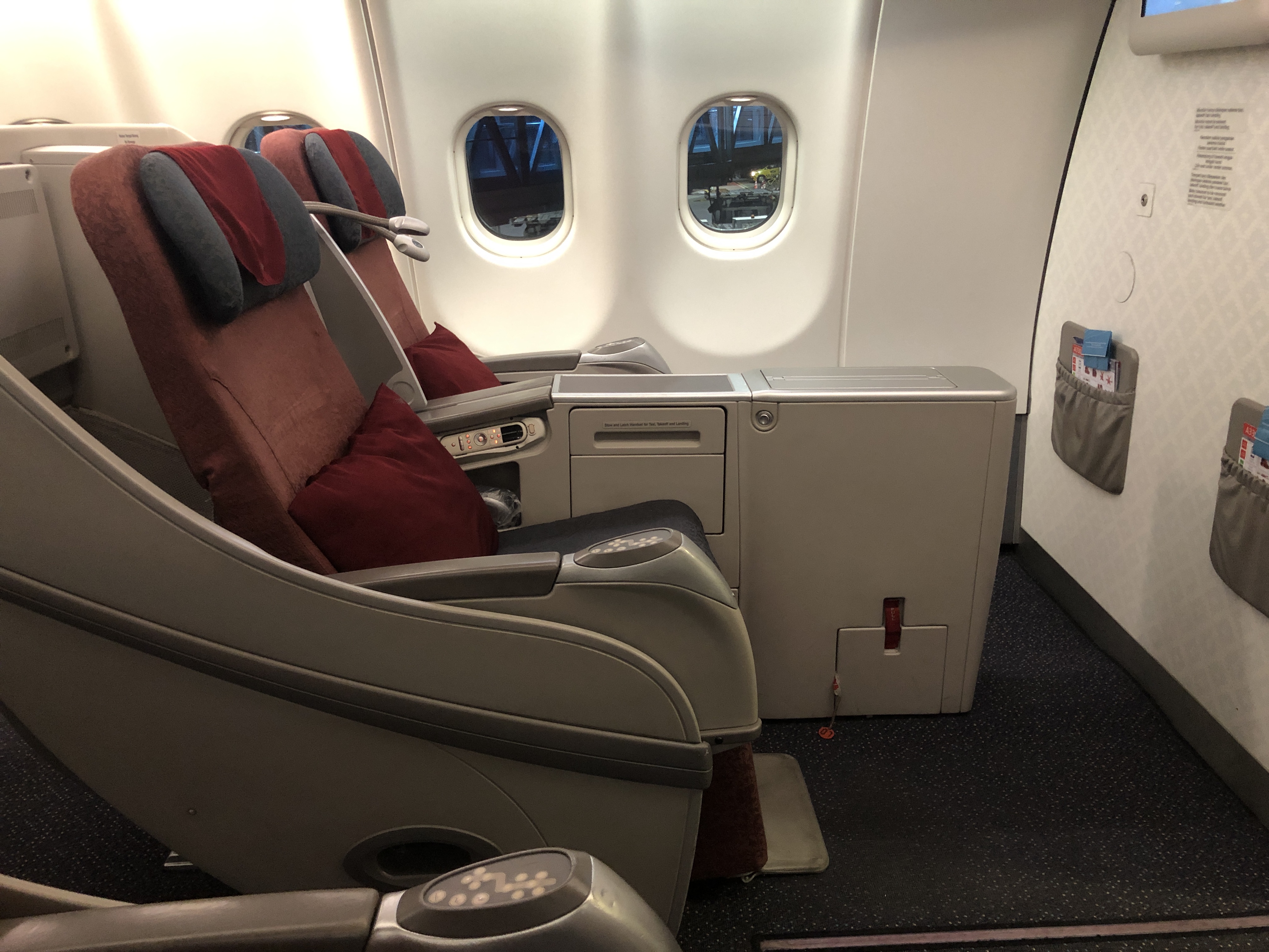 飛行機の座席に座っている男性