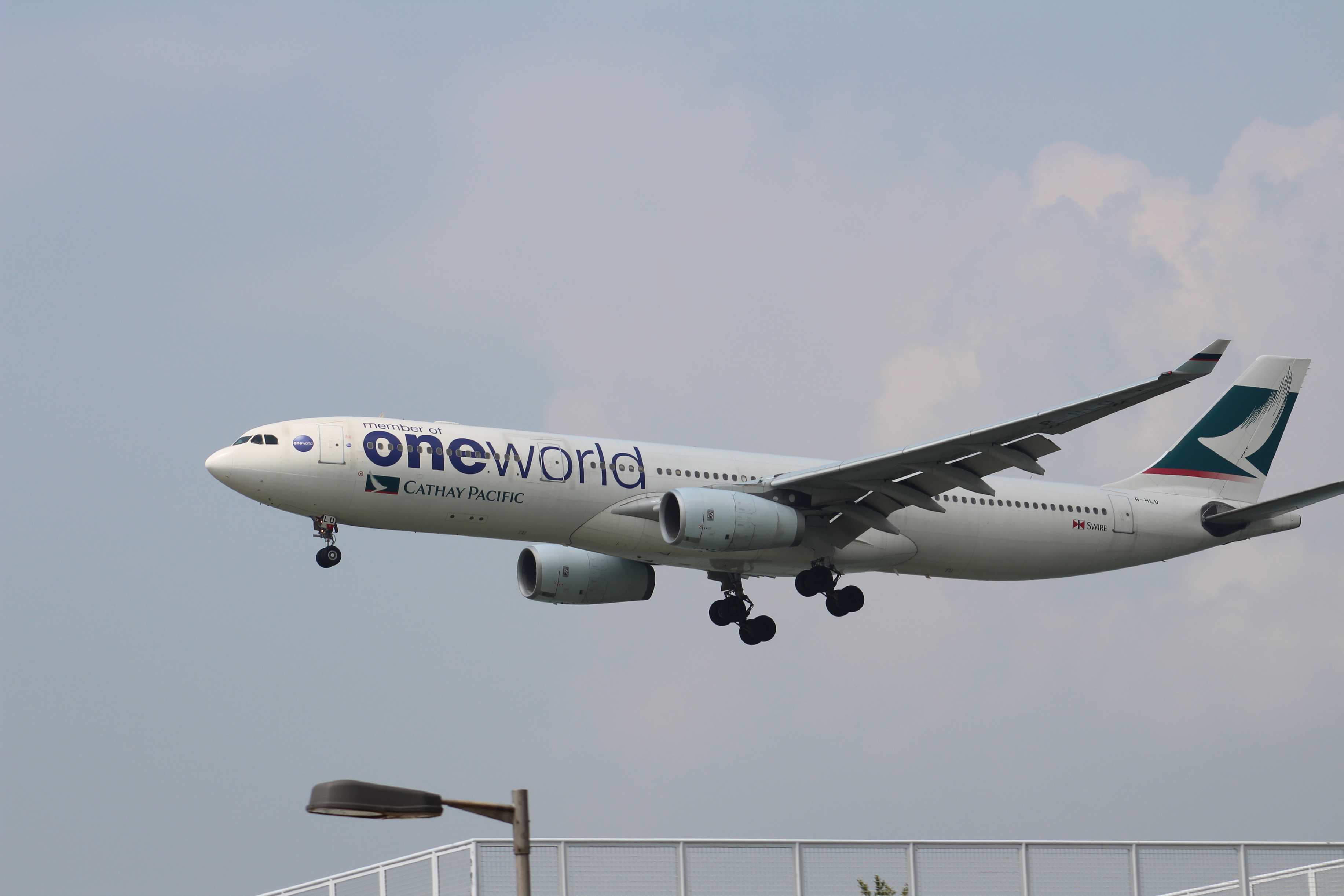 飛行機が空を飛んでいる