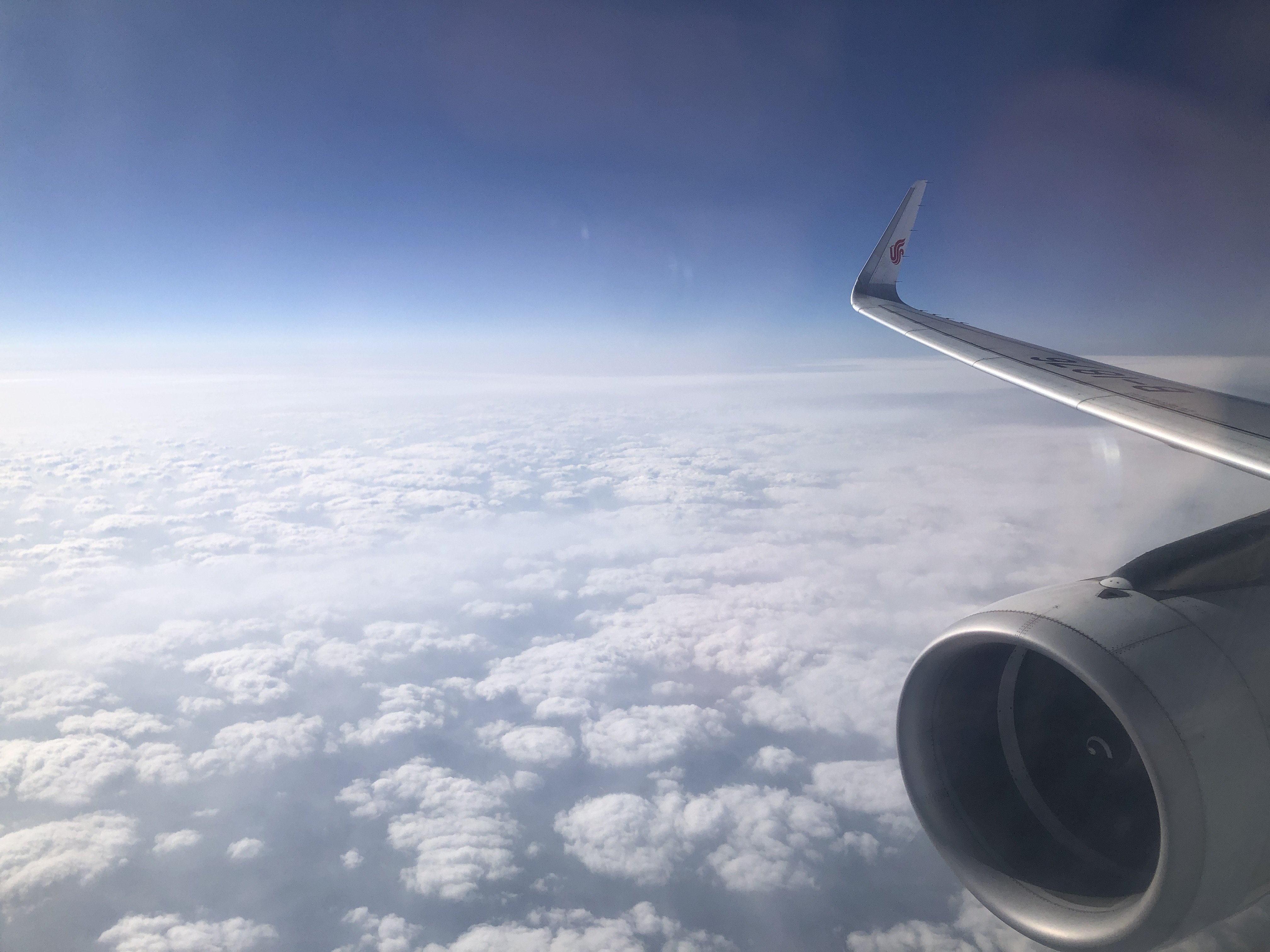 飛行機の翼と雲