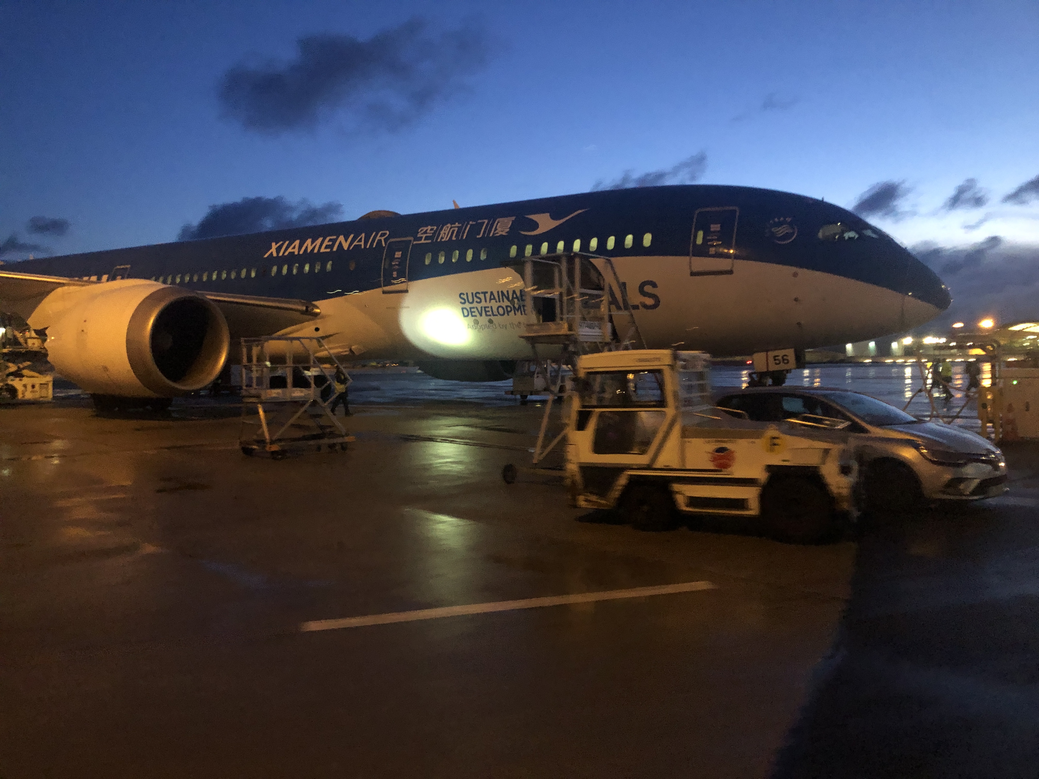空港の駐機場にとまっている飛行機