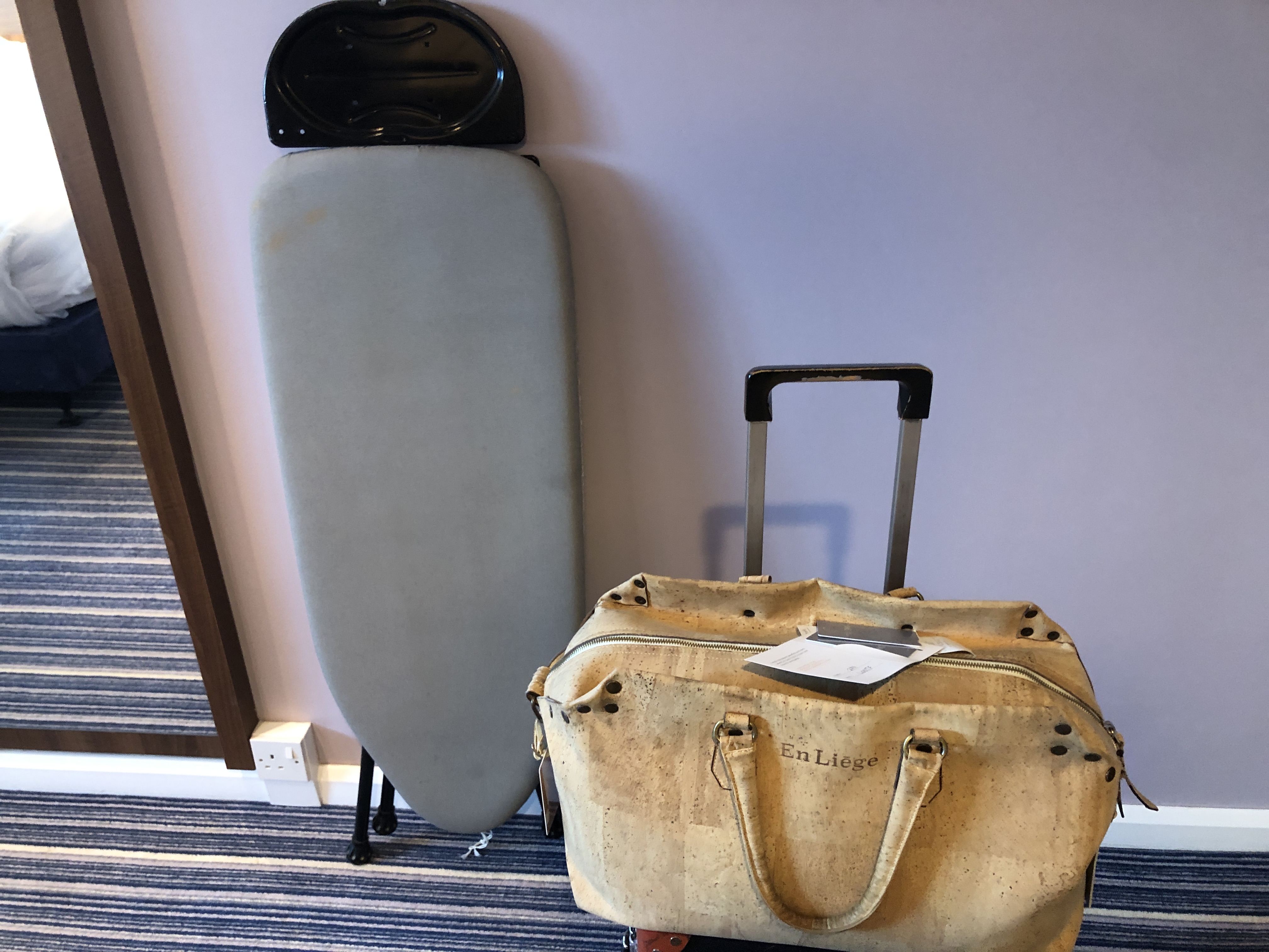 テーブルの上に置かれた荷物
