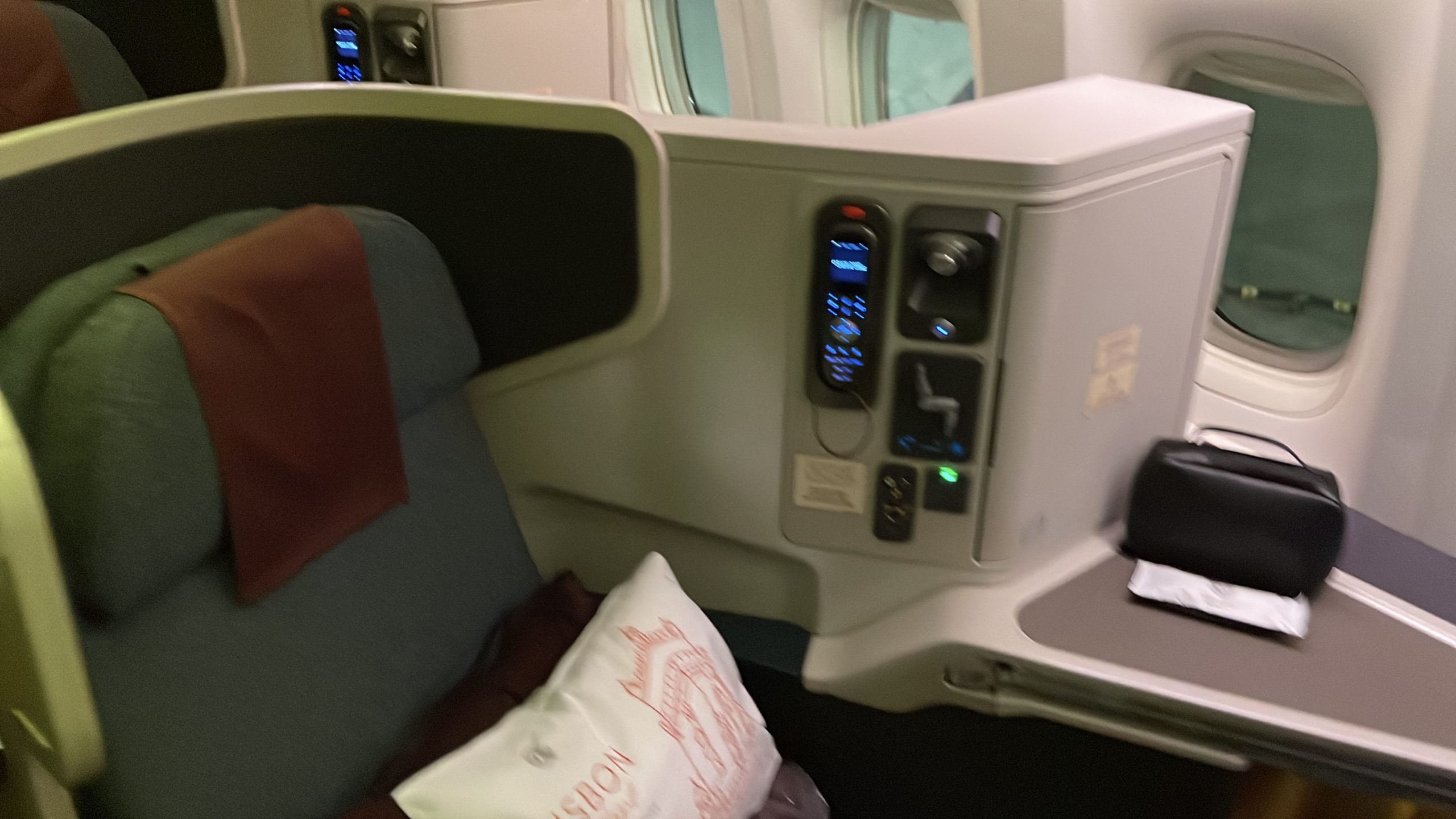 Business Class Review : QR815 香港(HKG) – ドーハ(DOH) ボーイング B777-300ER